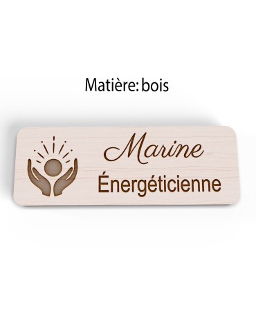 Badge personnalisé énergéticienne, motif énergie et bien-être, vue en biais 2