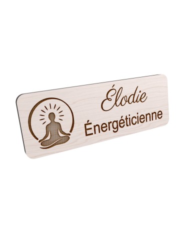 Badge personnalisé énergéticienne, motif énergie et bien-être, vue en biais