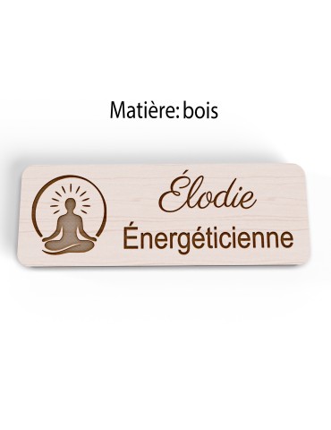 Badge personnalisé énergéticienne, motif énergie et bien-être, vue en biais 2