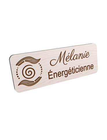 Badge personnalisé énergéticienne, motif énergie et bien-être, vue en biais