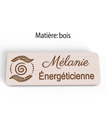 Badge personnalisé énergéticienne, motif énergie et bien-être, vue en biais 2