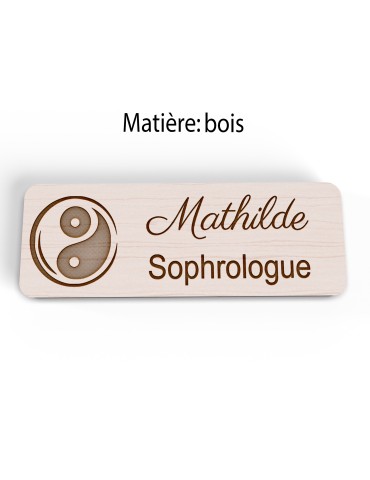 Badge personnalisé sophrologue, motif énergie et bien-être, vue en biais 2