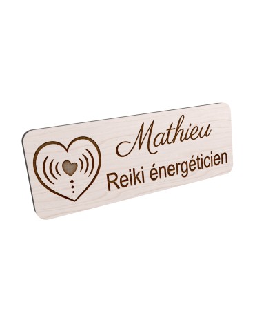 Badge personnalisé reiki énergéticien, motif énergie et bien-être, vue en biais