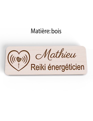Badge personnalisé reiki énergéticien, motif énergie et bien-être, vue en biais 2