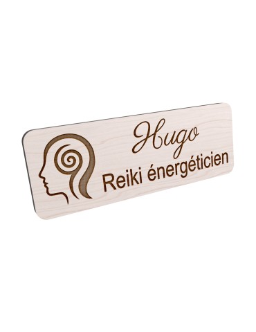 Badge personnalisé reiki énergéticien, motif énergie et bien-être, vue en biais
