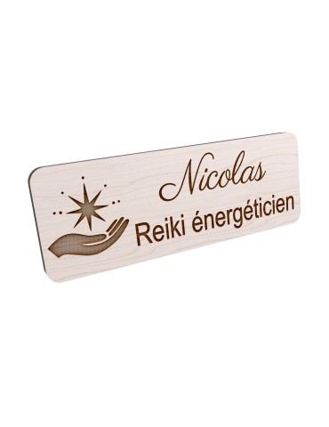 Badge personnalisé reiki énergéticien, motif énergie et bien-être, vue en biais