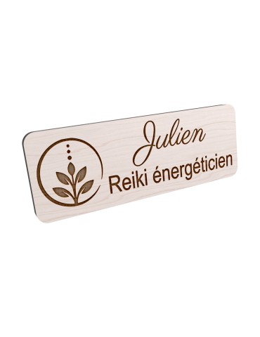 Badge personnalisé reiki énergéticien, motif énergie et bien-être, vue en biais