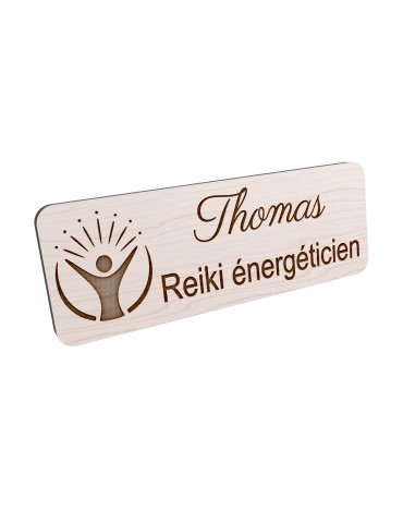 Badge personnalisé reiki énergéticien, motif énergie et bien-être, vue en biais