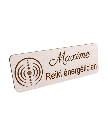 Badge personnalisé reiki énergéticien, motif énergie et bien-être, vue en biais