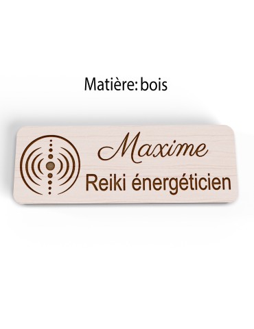Badge personnalisé reiki énergéticien, motif énergie et bien-être, vue en biais 2