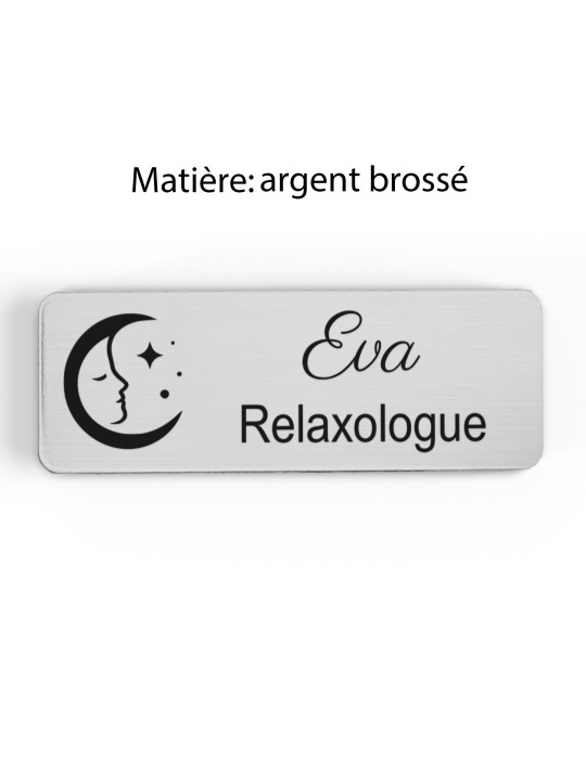 Badge personnalisé relaxologue, motif relaxation et détente, finition argent brossé