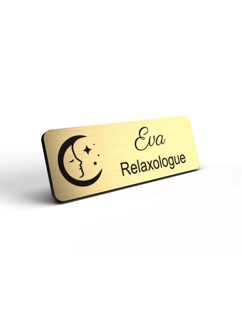 Badge personnalisé relaxologue, motif relaxation et détente, détail de la finition or brossé