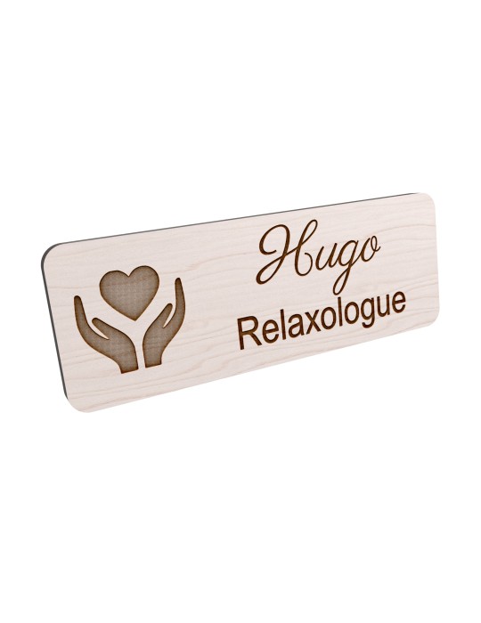 Badge personnalisé relaxologue, motif relaxation et détente, vue en biais