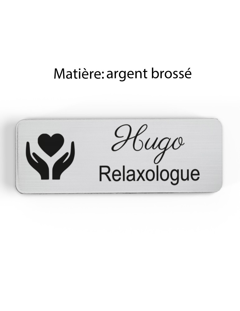 Badge personnalisé relaxologue, motif relaxation et détente, finition argent brossé