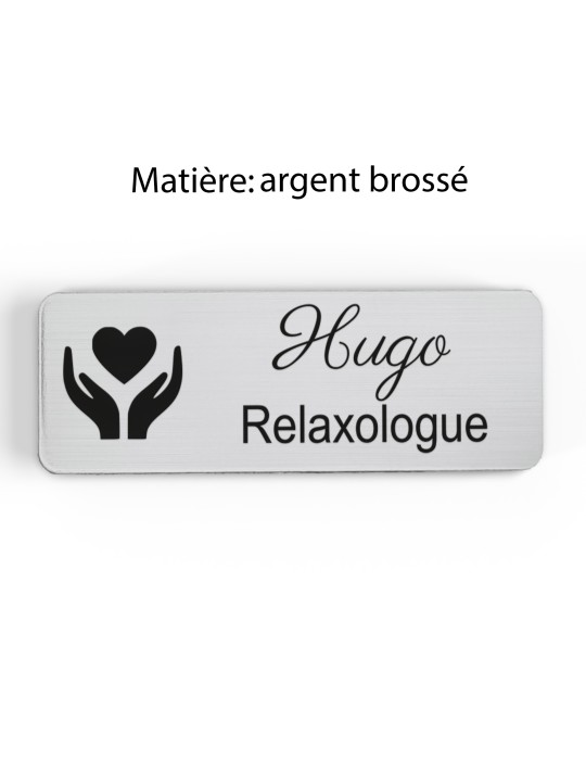Badge personnalisé relaxologue, motif relaxation et détente, finition argent brossé
