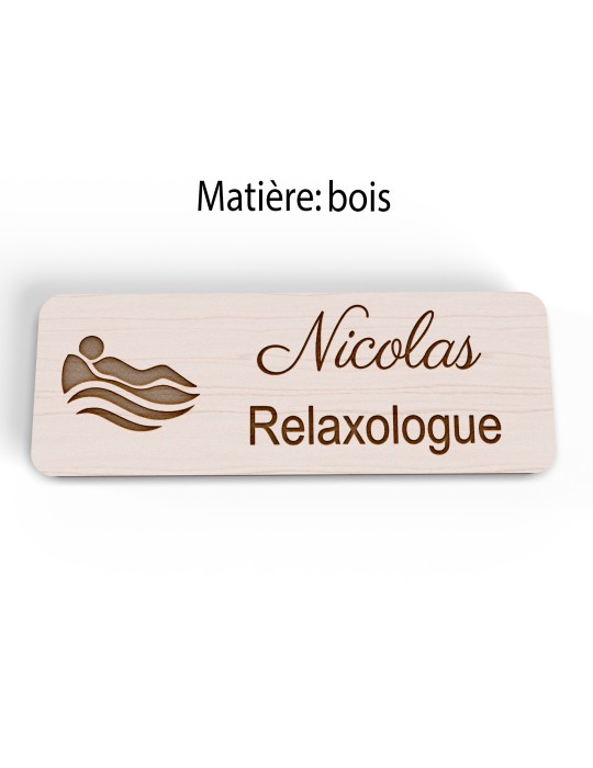 Badge personnalisé relaxologue, motif relaxation et détente, version bois vue à plat