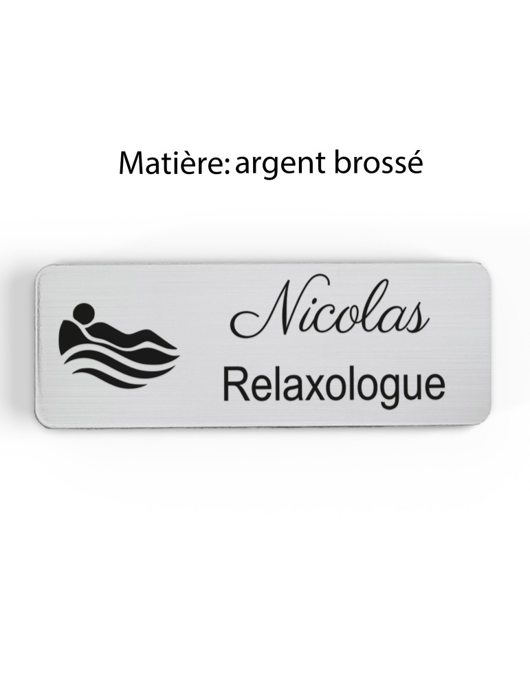 Badge personnalisé relaxologue, motif relaxation et détente, finition argent brossé
