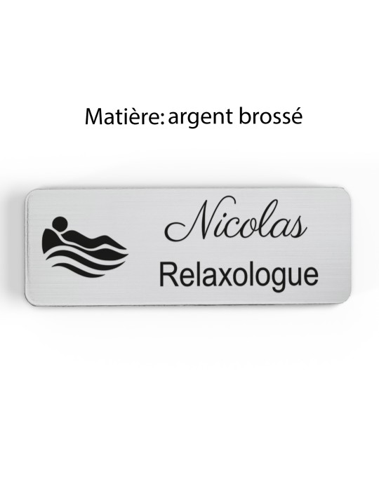 Badge personnalisé relaxologue, motif relaxation et détente, finition argent brossé