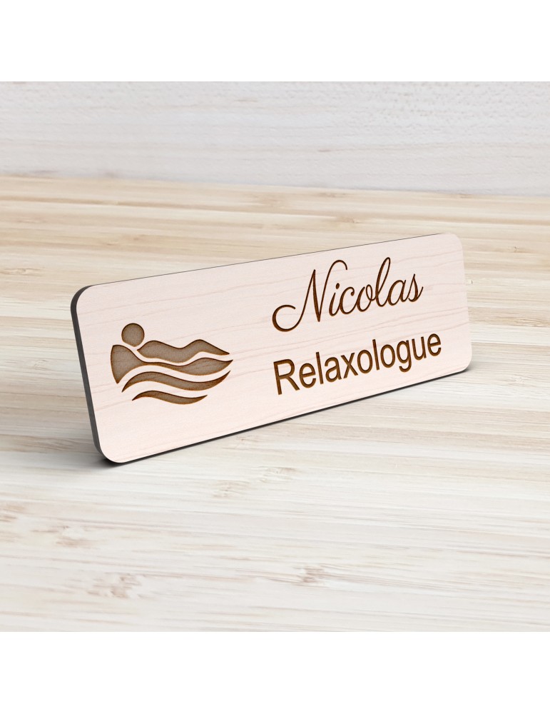 Badge personnalisé relaxologue, motif relaxation et détente, vue de présentation
