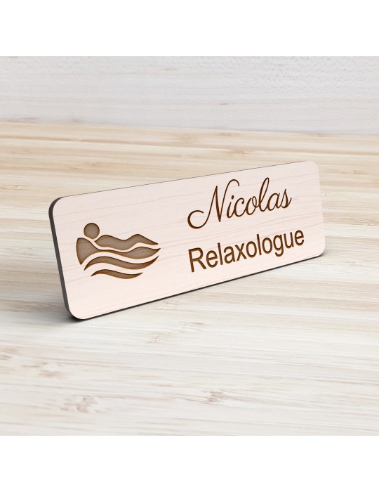 Badge personnalisé relaxologue, motif relaxation et détente, vue de présentation