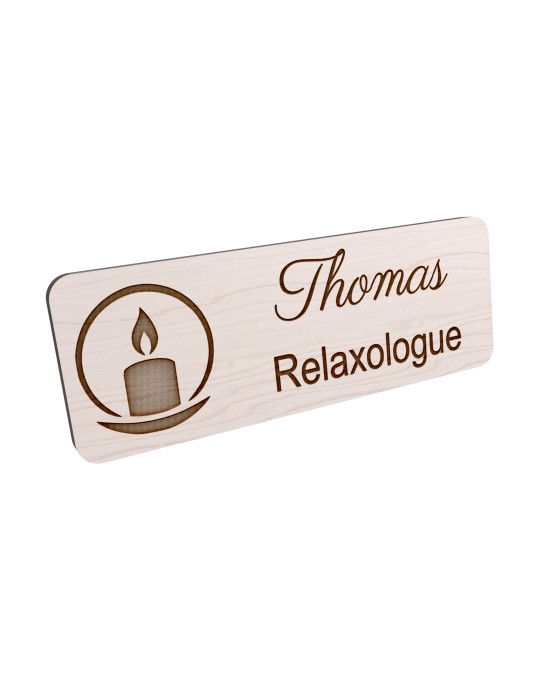 Badge personnalisé relaxologue, motif relaxation et détente, vue en biais