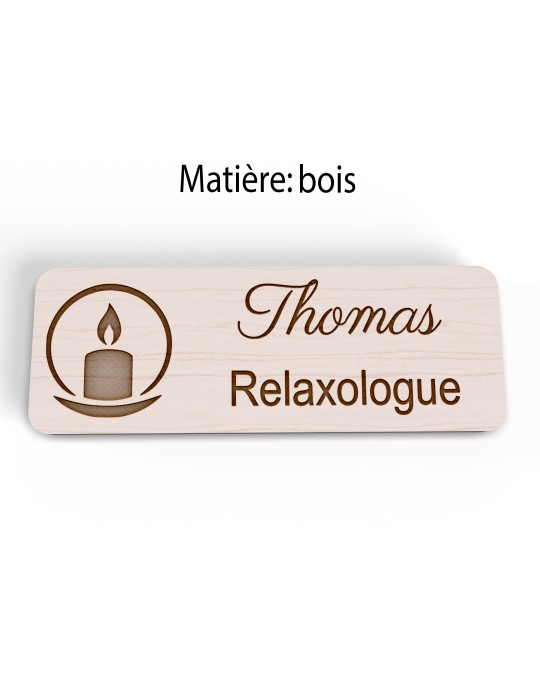 Badge personnalisé relaxologue, motif relaxation et détente, version bois vue à plat