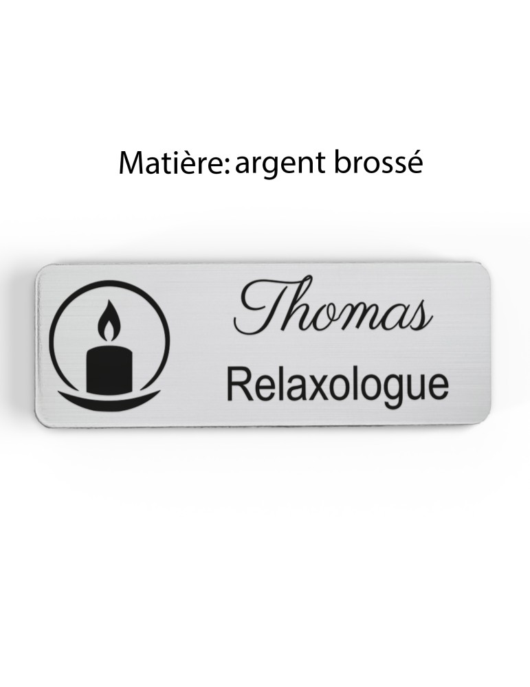Badge personnalisé relaxologue, motif relaxation et détente, finition argent brossé