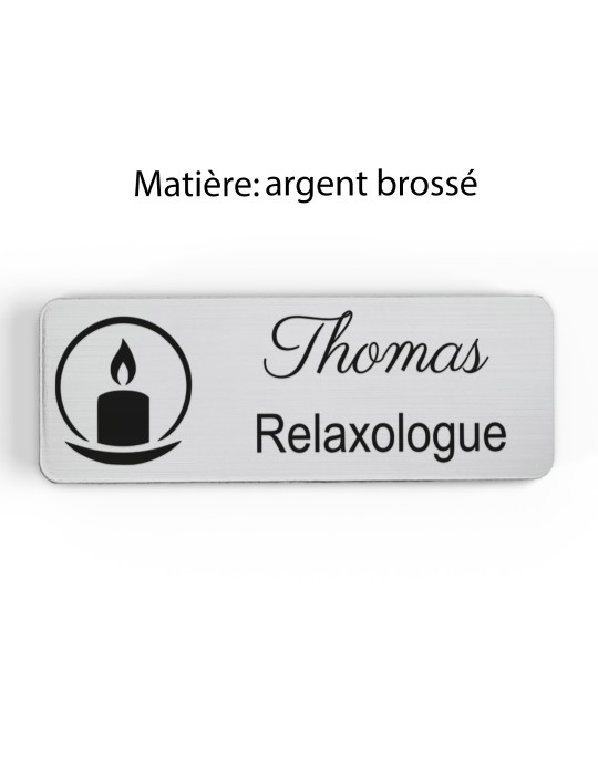 Badge personnalisé relaxologue, motif relaxation et détente, finition argent brossé