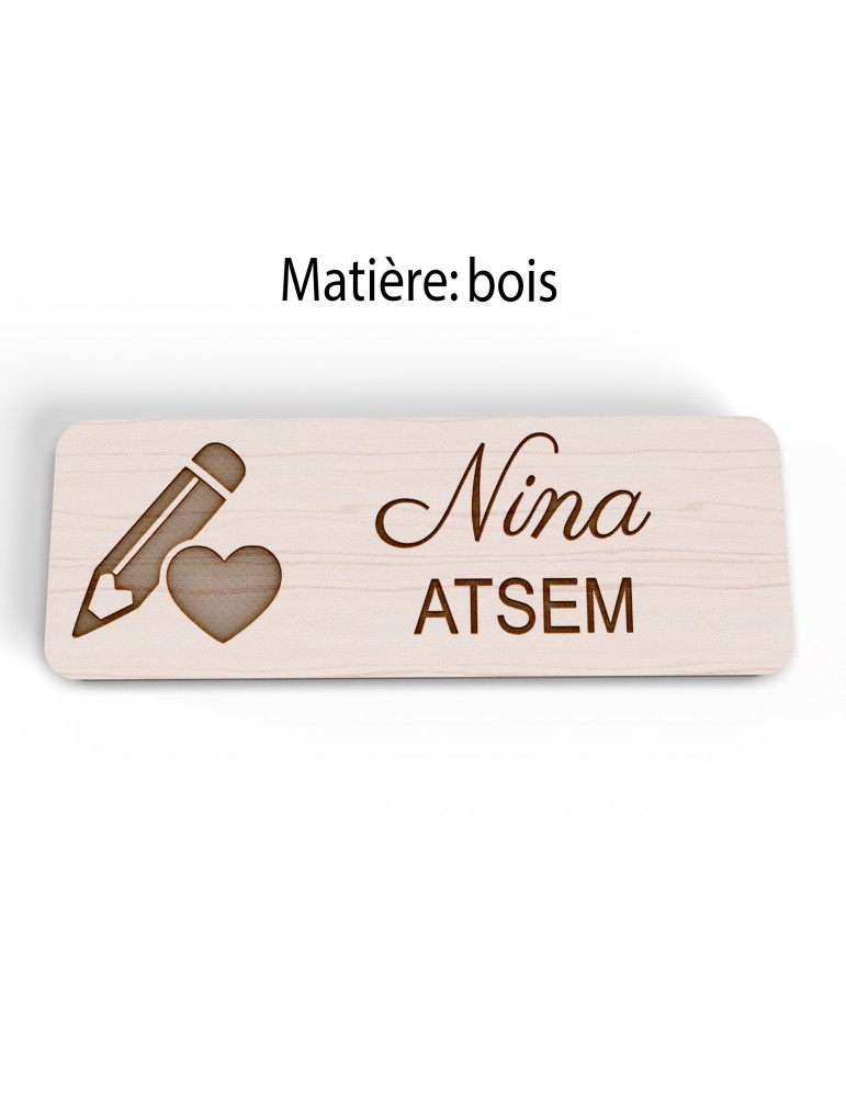 Badge personnalisé atsem, motif école maternelle et petite enfance, version bois vue à plat