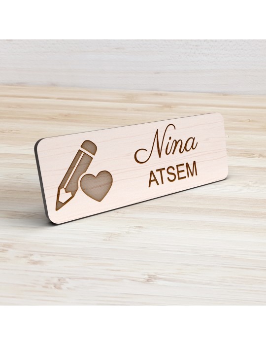 Badge personnalisé atsem, motif école maternelle et petite enfance, vue de présentation