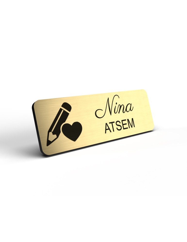 Badge personnalisé atsem, motif école maternelle et petite enfance, détail de la finition or brossé