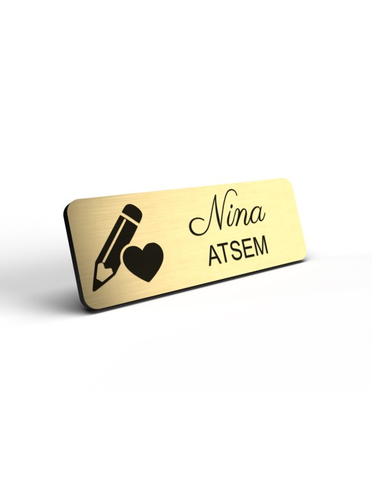 Badge personnalisé atsem, motif école maternelle et petite enfance, détail de la finition or brossé