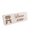 Badge personnalisé atsem, motif école maternelle et petite enfance, vue en biais