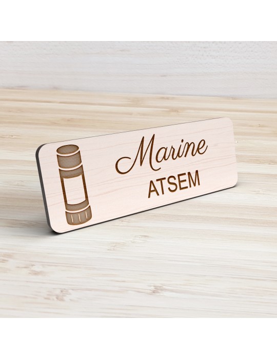 Badge personnalisé atsem, motif école maternelle et petite enfance, vue de présentation