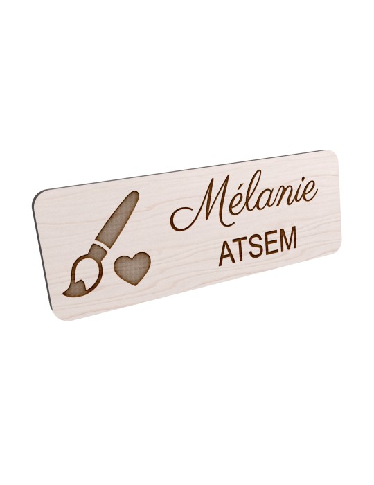 Badge personnalisé atsem, motif école maternelle et petite enfance, vue en biais