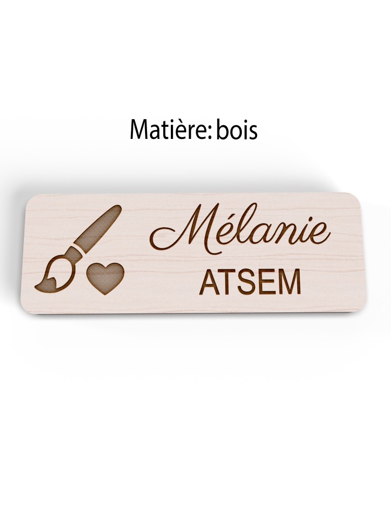 Badge personnalisé atsem, motif école maternelle et petite enfance, version bois vue à plat