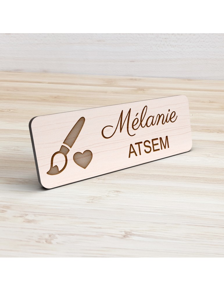 Badge personnalisé atsem, motif école maternelle et petite enfance, vue de présentation
