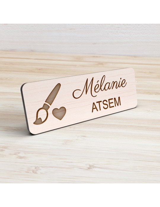 Badge personnalisé atsem, motif école maternelle et petite enfance, vue de présentation