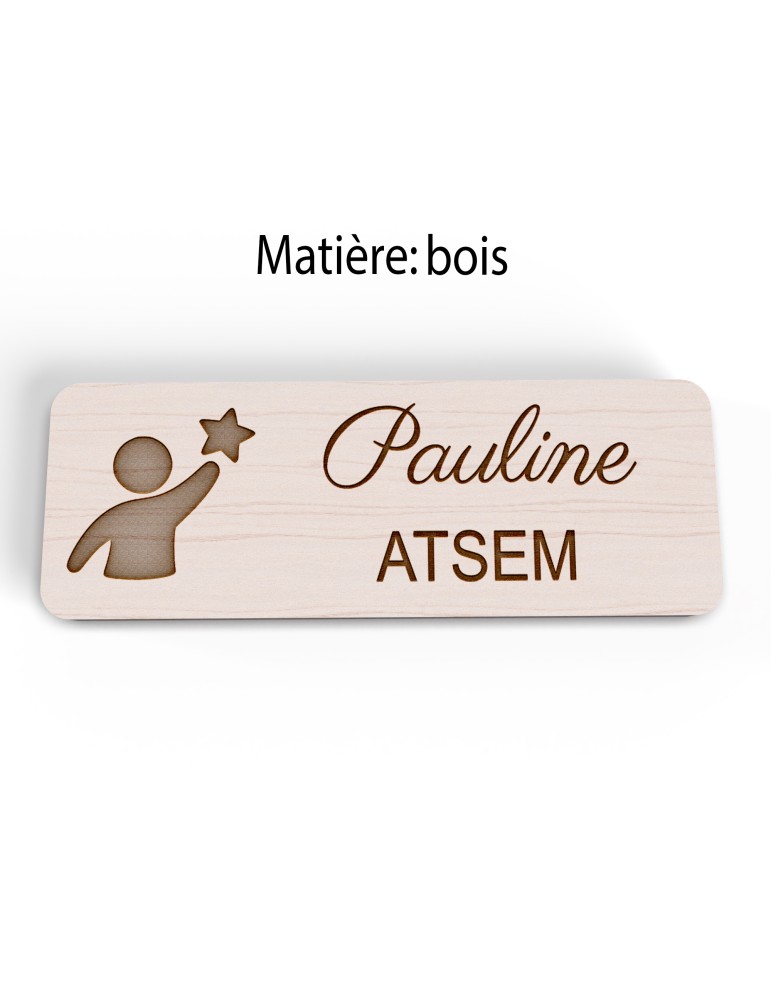 Badge personnalisé atsem, motif école maternelle et petite enfance, version bois vue à plat