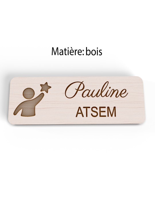Badge personnalisé atsem, motif école maternelle et petite enfance, version bois vue à plat