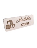 Badge personnalisé atsem, motif école maternelle et petite enfance, vue en biais
