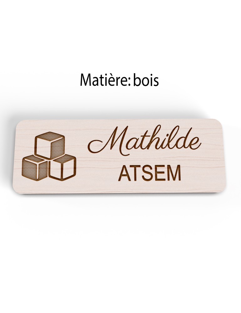 Badge personnalisé atsem, motif école maternelle et petite enfance, version bois vue à plat