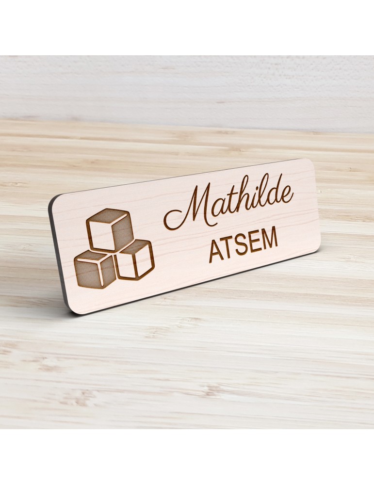 Badge personnalisé atsem, motif école maternelle et petite enfance, vue de présentation
