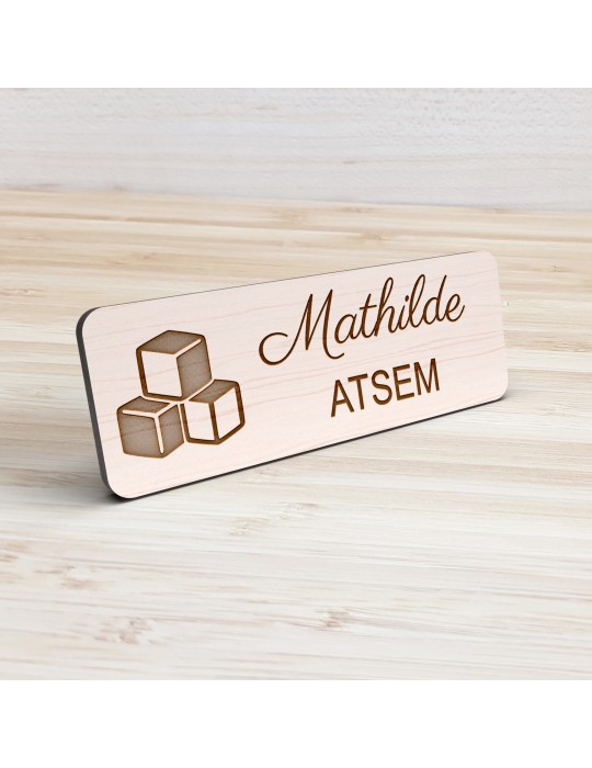 Badge personnalisé atsem, motif école maternelle et petite enfance, vue de présentation