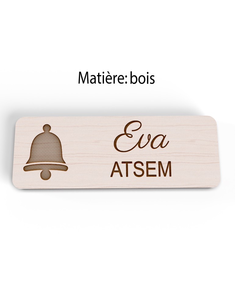 Badge personnalisé atsem, motif école maternelle et petite enfance, version bois vue à plat