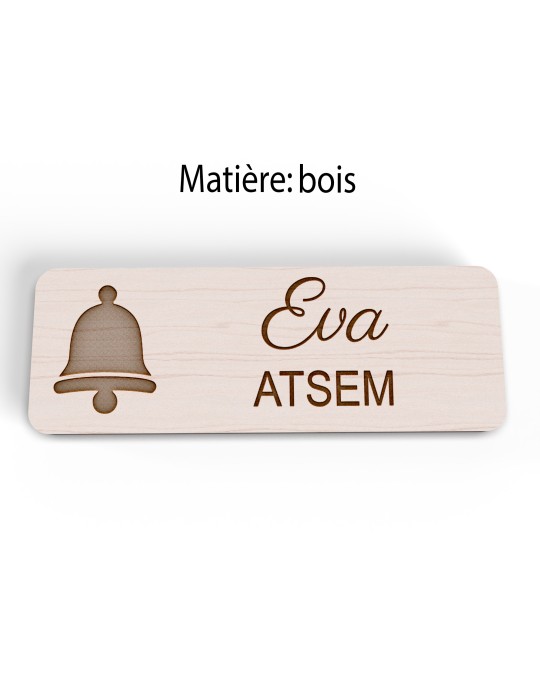 Badge personnalisé atsem, motif école maternelle et petite enfance, version bois vue à plat