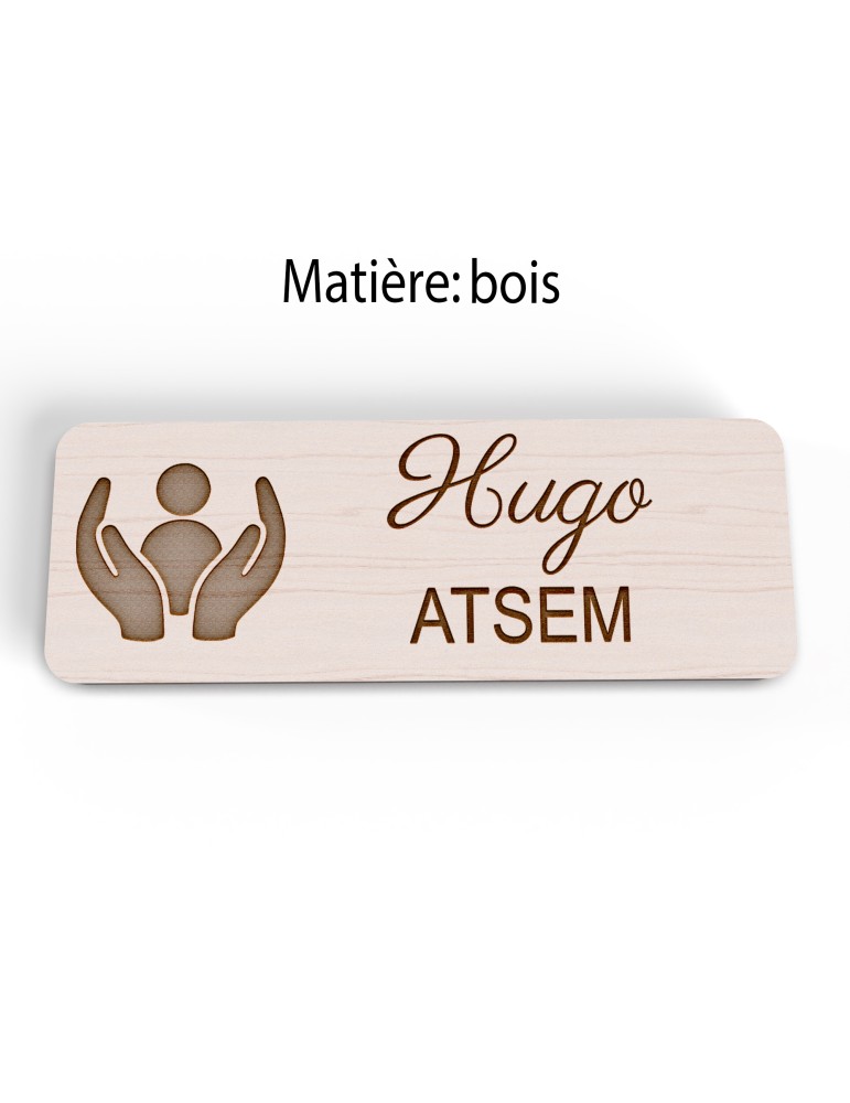 Badge personnalisé atsem, motif école maternelle et petite enfance, version bois vue à plat