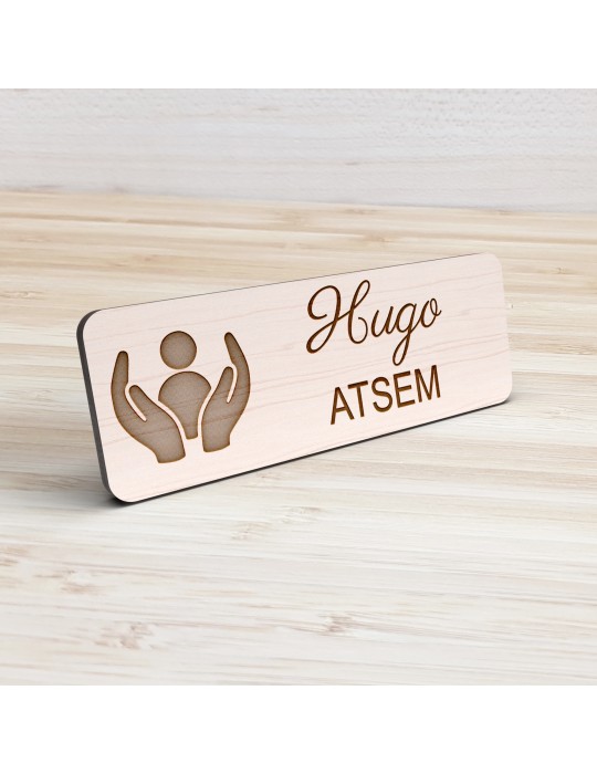 Badge personnalisé atsem, motif école maternelle et petite enfance, vue de présentation