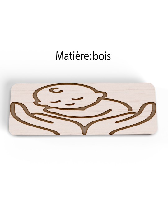 Badge personnalisé puéricultrice, motif bébé et puériculture, version bois vue à plat