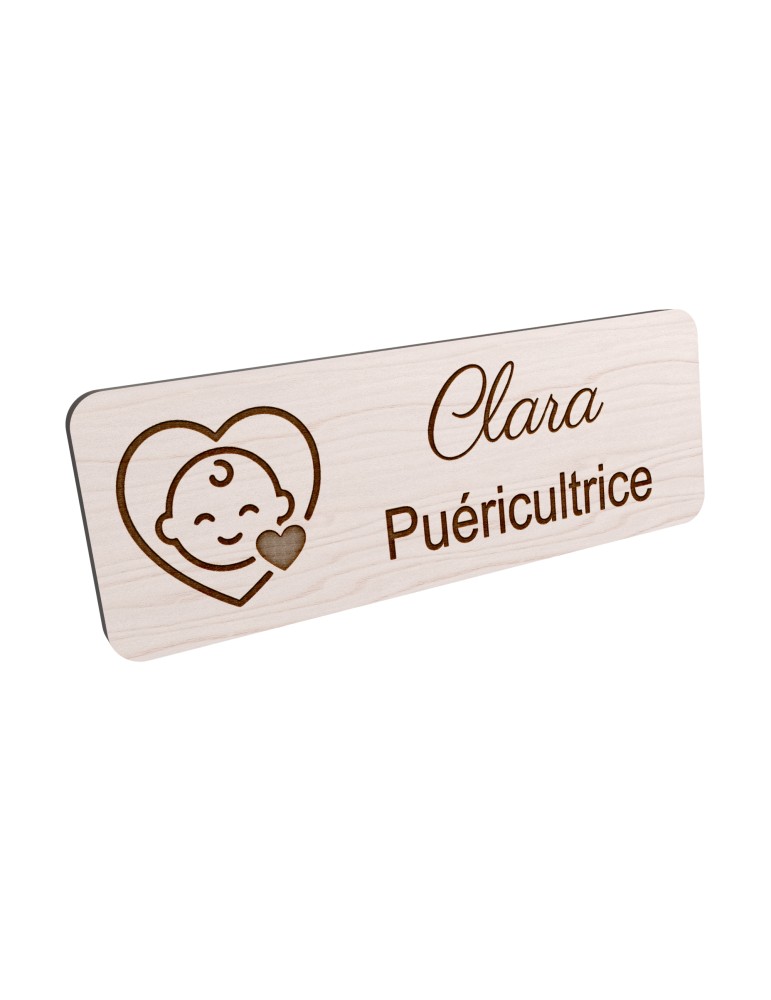 Badge personnalisé puéricultrice, motif bébé et puériculture, vue en biais